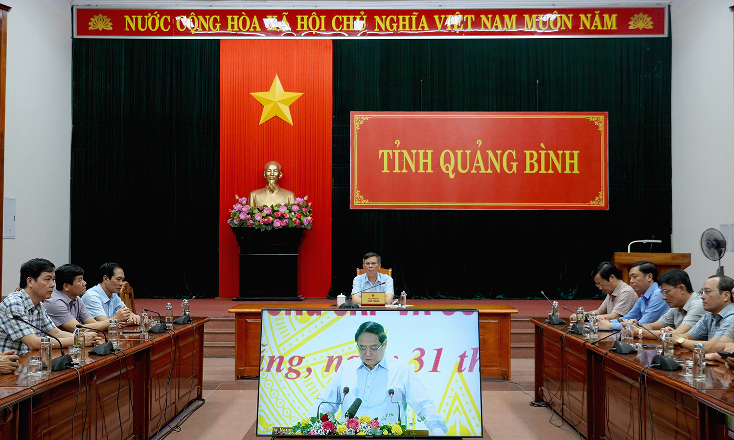 Đồng chí Chủ tịch UBND tỉnh Trần Thắng chủ trì hội nghị tai điểm cầu Quảng Bình. 