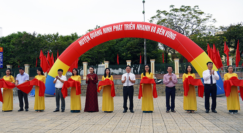 Các đại biểu cắt băng khai mạc triển lãm.