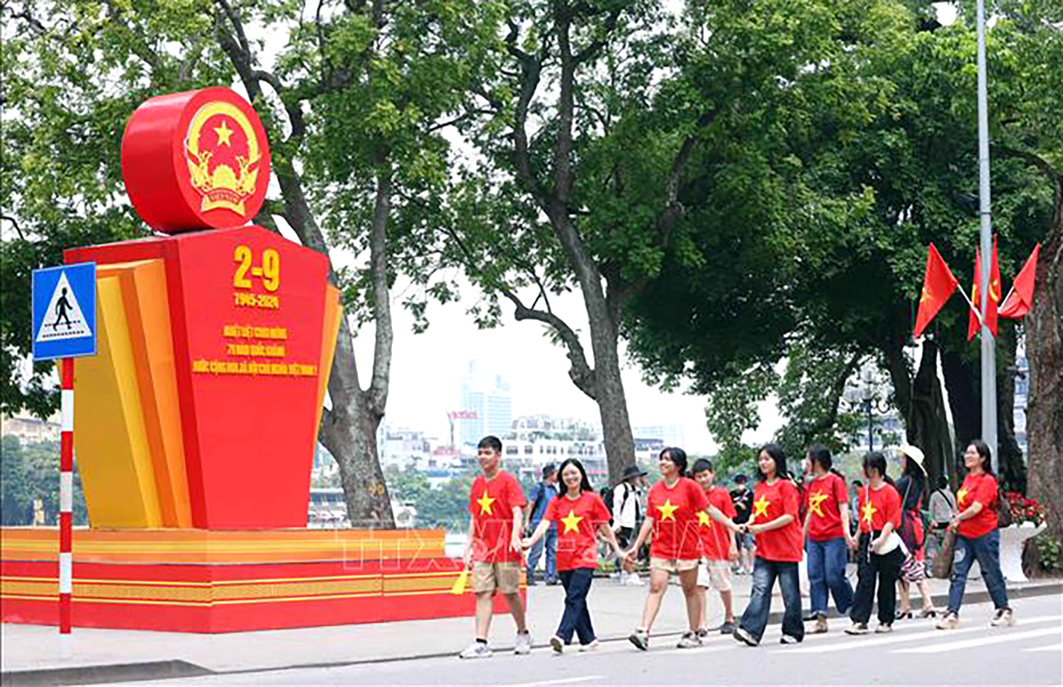 Người dân vui chơi tại khu vực phố đi bộ hồ Hoàn Kiếm. Ảnh: Phạm Kiên/TTXVN
