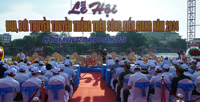 Quang cảnh lễ hội đua, bơi thuyền truyền thống trên sông Kiến Giang.