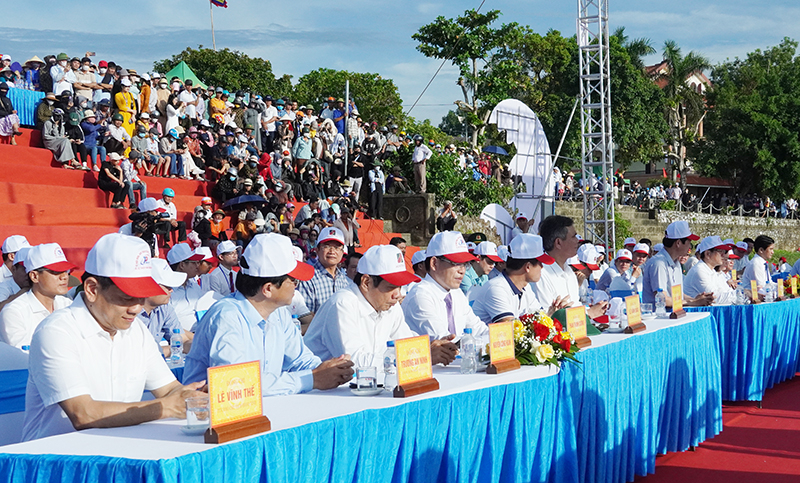 Các đại biểu dự khai mạc lễ hội đua, bơi thuyền truyền thống trên sông Kiến Giang.