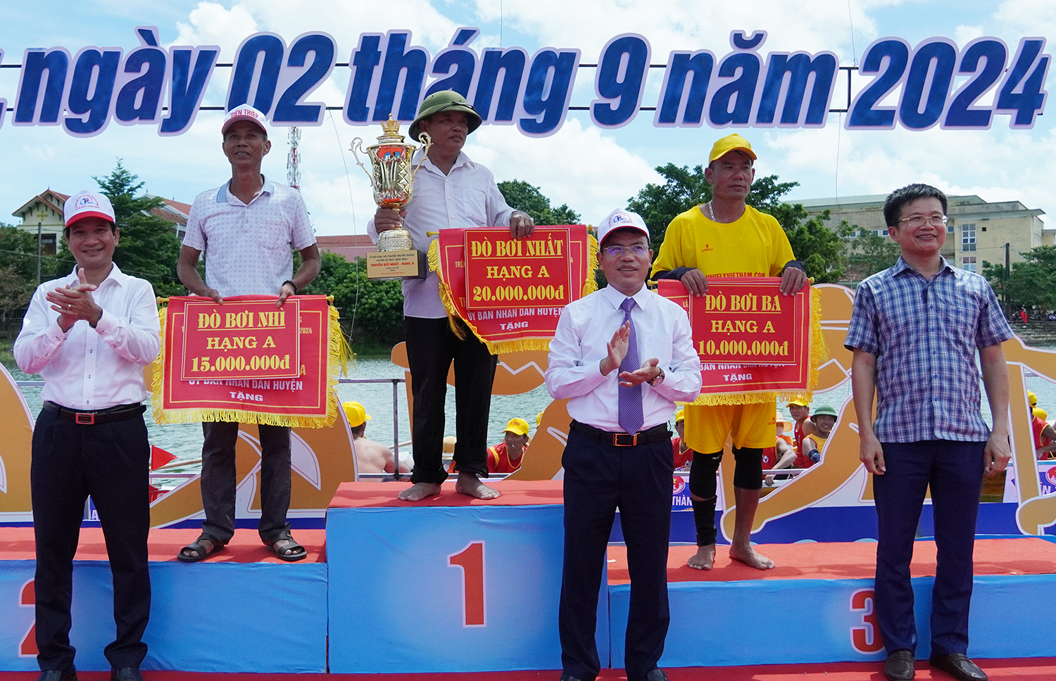 Lãnh đạo huyện Lệ Thủy trao giải cho các thuyền bơi hạng A.