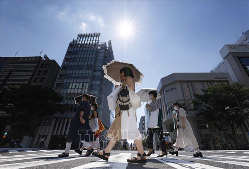 Người dân di chuyển dưới tiết trời nắng nóng tại Nagoya, Nhật Bản. Ảnh tư liệu: Kyodo/TTXVN