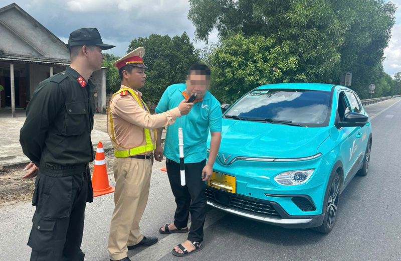 Lực lượng Cảnh sát giao thông, Cơ động kiểm tra nồng độ cồn đối với người điều khiển xe taxi.