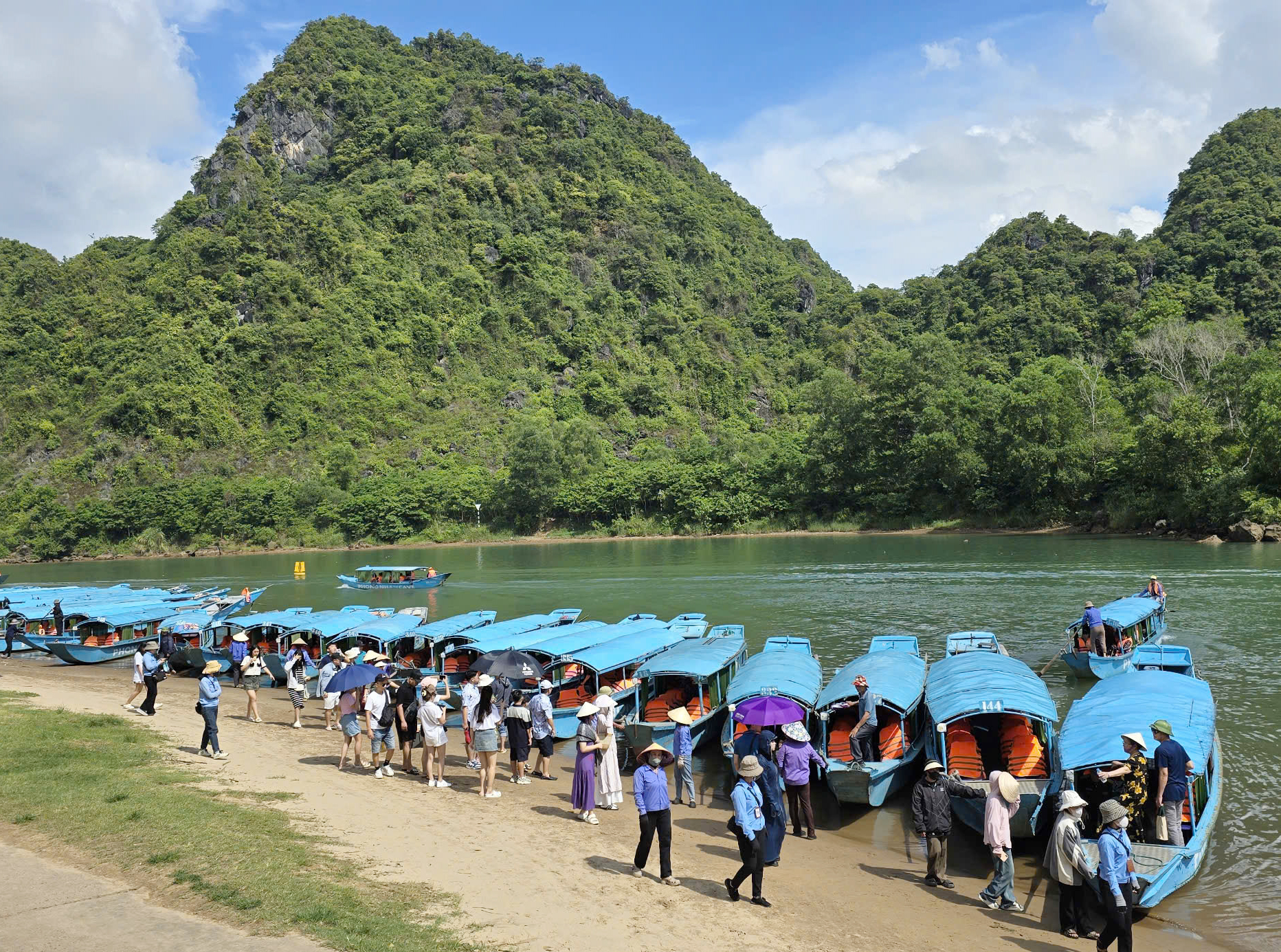 Khách du lịch tham quan động Phong Nha.