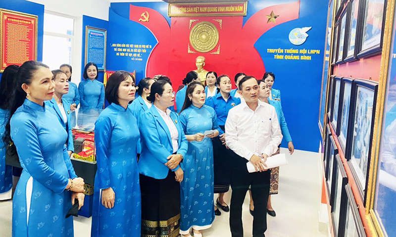 Các đại biểu đến từ Hội LHPN tỉnh Quảng Bình và Khăm Muồn tham quan phòng truyền thống của Hội LHPN tỉnh Quảng Bình.