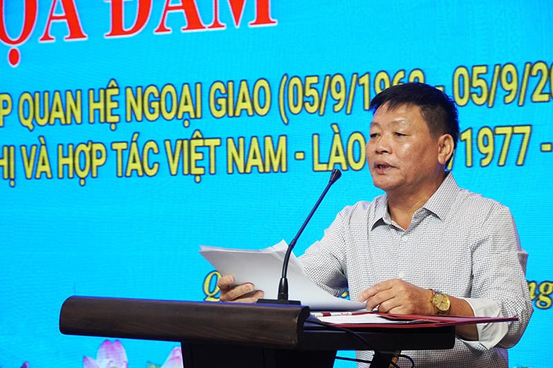 Chủ tịch Hội Hữu nghị Việt Nam-Lào tỉnh Quảng Bình Cao Văn Năm đọc diễn văn tại buổi tọa đàm.