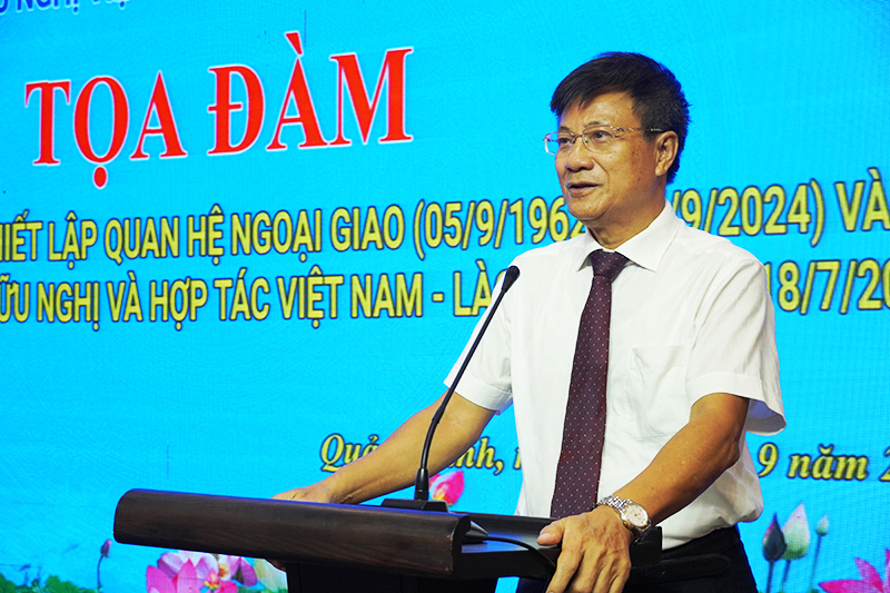 Chủ tịch Liên hiệp các tổ chức hữu nghị tỉnh Lương Ngọc Bính phát biểu tại buổi tọa đàm.