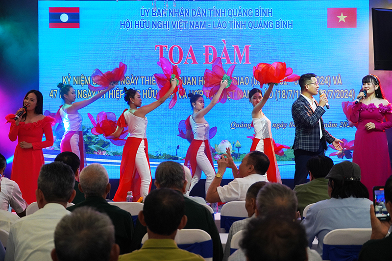 Một tiết mục văn nghệ tại buổi tọa đàm.