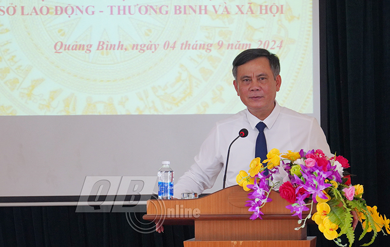 - Đồng chí Chủ tịch UBND tỉnh Trần Thắng trao quyết định, tặng hoa chúc mừng đồng chí Phạm Tiến Nam, Giám đốc Sở Lao động - Thương binh và Xã hội.