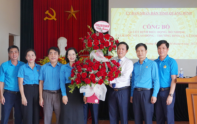 Lãnh đạo Liên đoàn Lao động tỉnh tặng hoa chức mừng đồng chí Phạm Tiến Nam.