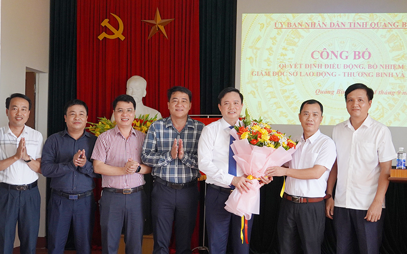 Lãnh đạo các đơn vị trực thuộc Sở Lao động - Thương binh và Xã hội tỉnh tặng hoa chúc mừng đồng chí Phạm Tiến Nam.