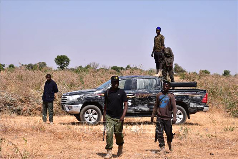 Lực lượng an ninh Nigeria được triển khai tới hiện trường một vụ tấn công do phiến quân Boko Haram thực hiện ở ngoại ô Maiduguri. Ảnh tư liệu: AFP/TTXVN