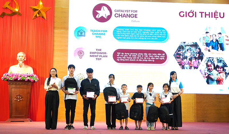 Đại diện lãnh đạo Hội LHPN tỉnh và thành phố trao kinh phí “Mẹ đỡ đầu” cho các học sinh.