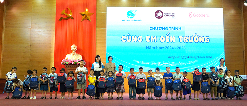 Đại diện Hội LHPN TP. Đồng Hới và nhà tài trợ trao quà cho các học sinh.