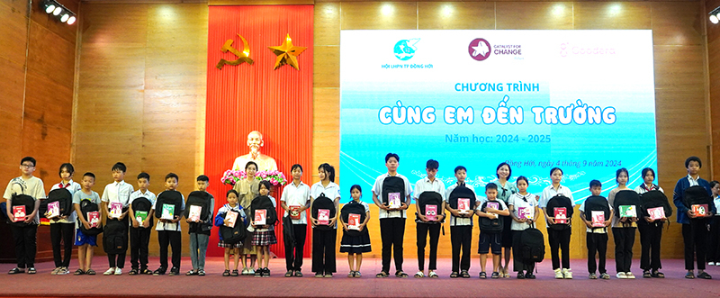 Đại diện lãnh đạo Hội LHPN TP. Đồng Hới và nhà tài trợ trao quà cho các học sinh.