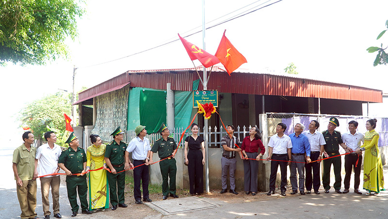 Các đại biểu cắt băng khánh thành công trình