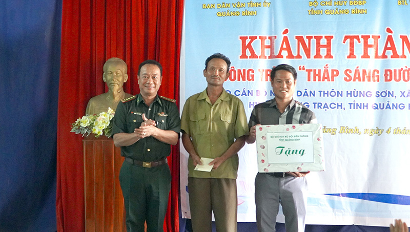 Đại tá Trịnh Thanh Bình, Chỉ huy trưởng Bộ Chỉ huy BĐBP tỉnh tặng quà cho cán bộ, nhân dân thôn Hùng Sơn