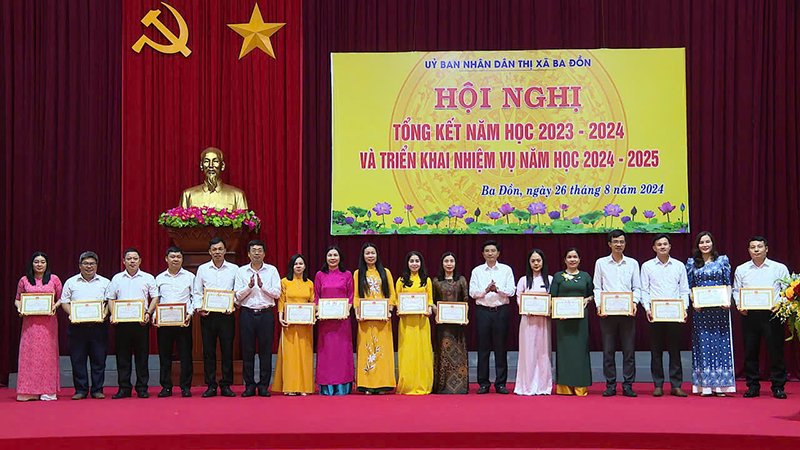 Lãnh đạo TX. Ba Đồn trao thưởng các tập thể, cá nhân đạt thành tích cao trong năm học 2023-2024.