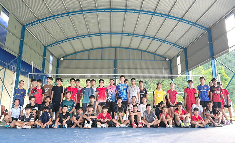 Lớp học bóng chuyền thu hút đông học sinh tham gia.