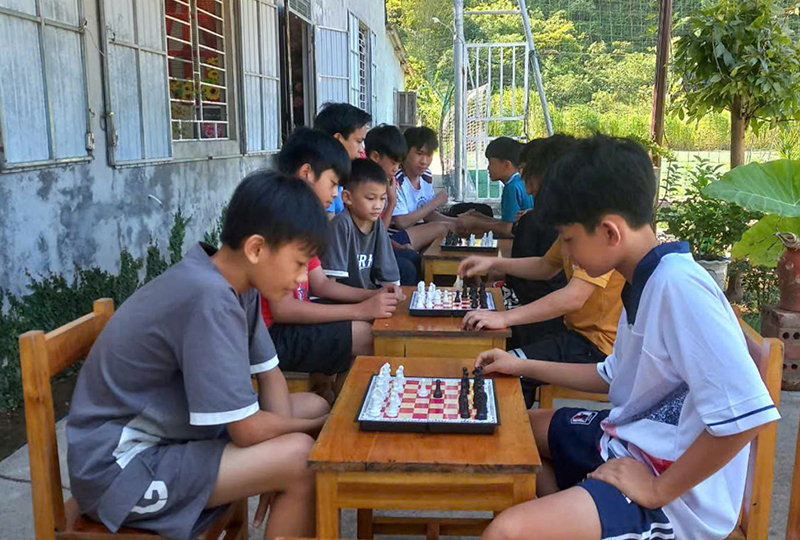 Lớp học cờ vua tại xã Trung Hóa.