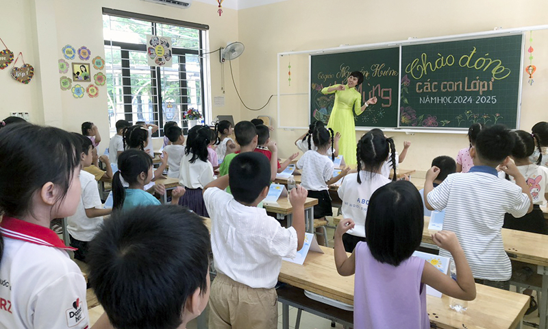 Học sinh lớp 1 hân hoan ngày tựu trường.