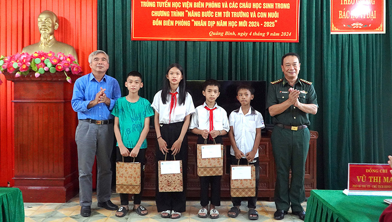 Đại tá Trịnh Thanh Bình, Tỉnh ủy viên, Chỉ huy trưởng Bộ Chỉ huy BĐBP tỉnh và đại biểu trao quà cho các cháu học sinh