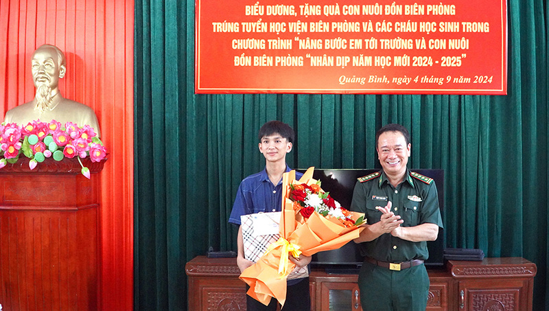 Đại tá Trịnh Thanh Bình, Tỉnh ủy viên, Chỉ huy trưởng Bộ Chỉ huy BĐBP tỉnh tặng quà cho cháu Nguyễn Anh Vũ