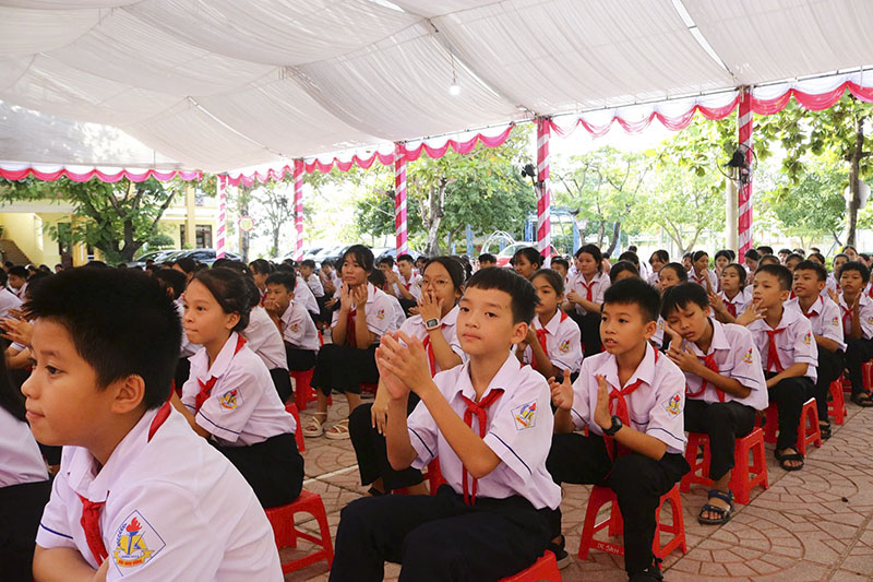 Học sinh Trường THCS Đức Ninh Đông (TP. Đồng Hới) trong ngày khai trường