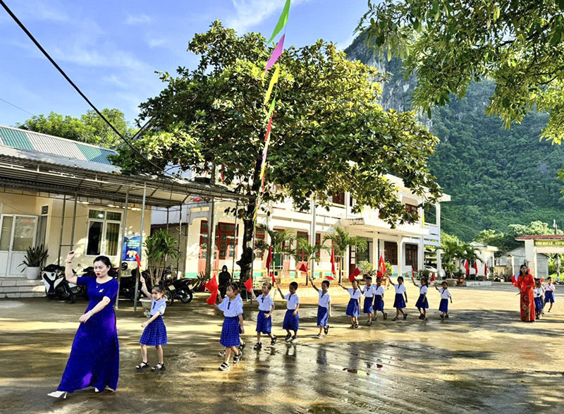 Học sinh Trường tiểu học Thượng Hóa (Minh Hóa) hân hoan đón chào năm học mới