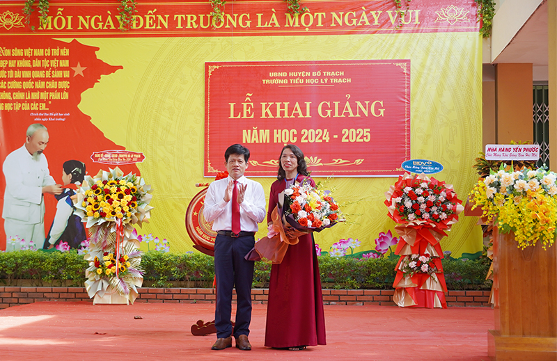 Đồng chí Chủ nhiệm Ủy ban Kiểm tra Tỉnh ủy Lê Văn Bảo phát biểu tại lễ khai giảng Trường tiểu học Lý Trạch (Bố Trạch).