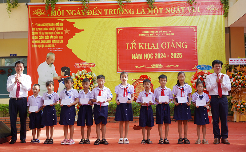 Đồng chí Chủ nhiệm Ủy ban Kiểm tra Tỉnh ủy Lê Văn Bảo và đồng chí Bí thư Huyện ủy Bố Trạch Nguyễn Ngọc Tuấn trao tặng học bổng cho các học sinh Trường tiểu học Lý Trạch. phát biểu tại lễ khai giảng Trường tiểu học Lý Trạch (Bố Trạch).