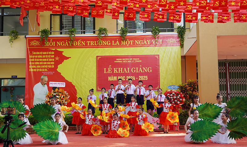 Văn nghệ chào mừng khai giảng tại Trường tiểu học Lý Trạch (Bố Trạch).