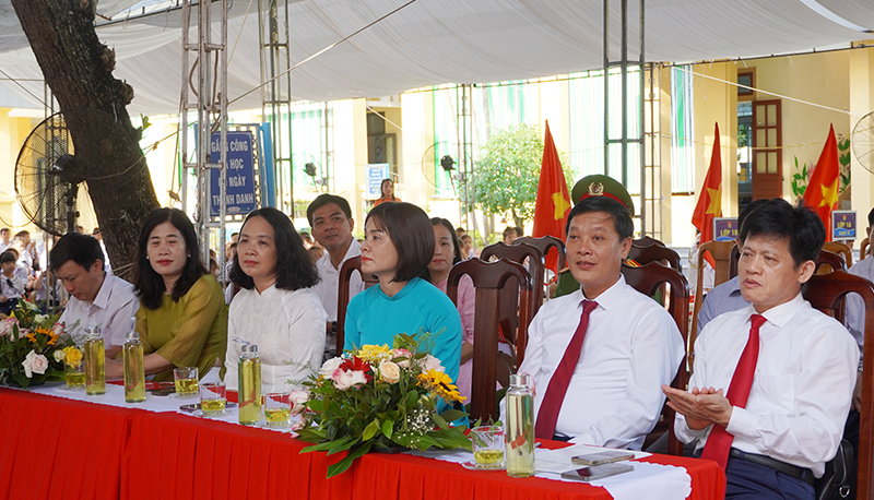 Các đại biểu tham dự lễ khai giảng tại Trường tiểu học Lý Trạch (Bố Trạch).