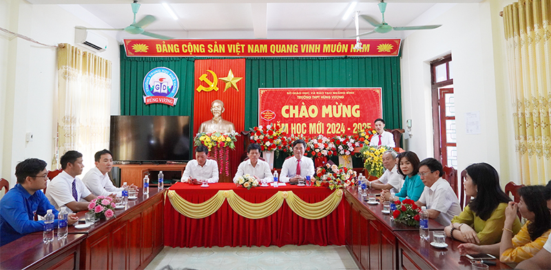 Quang cảnh buổi gặp mặt tại Trường THPT Hùng Vương (Bố Trạch).