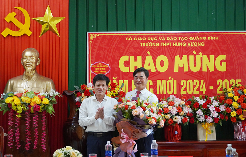  Đồng chí Chủ nhiệm Ủy ban Kiểm tra Tỉnh ủy Lê Văn Bảo tặng hoa chúc mừng Trường THPT Hùng Vương.