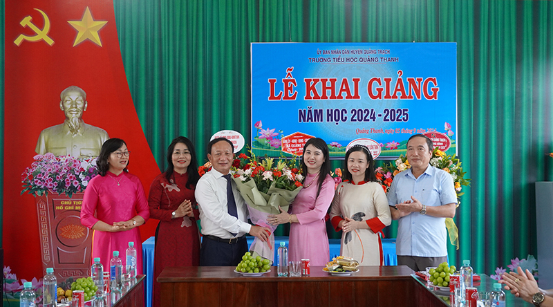 Đồng chí Phó Bí thư Thường trực Tỉnh ủy Trần Hải Châu tặng hoa chúc mừng Trường Tiểu học Quảng Thanh.