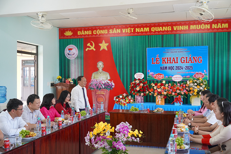 Đồng chí Phó Bí thư Thường trực Tỉnh ủy Trần Hải Châu trò chuyện cùng các thầy cô giáo Trường Tiểu học Quảng Thanh.