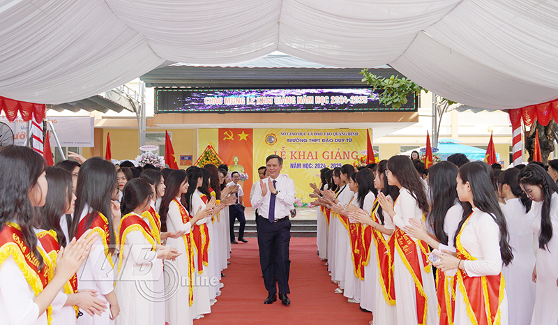 Đồng chí Chủ tịch UBND tỉnh Trần Thắng dự lễ khai giảng năm học mới tại Trường THPT Đào Duy Từ.
