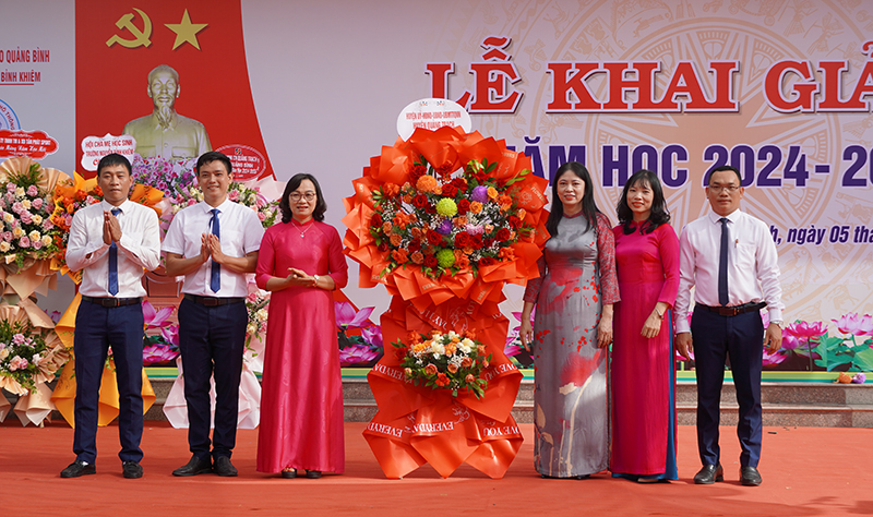 Lãnh đạo huyện Quảng Trạch tặng hoa chúc mừng Trường THPT Nguyễn Bỉnh Khiêm.