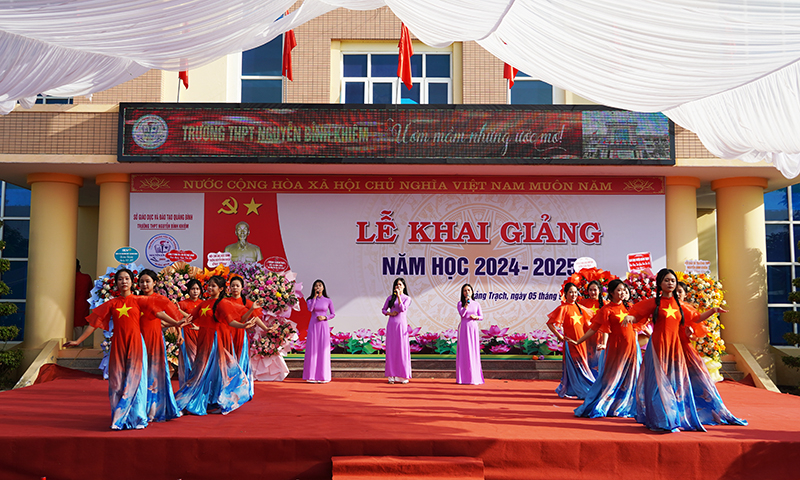 Một tiết mực văn nghệ tại lễ khai giảng năm học mới của Trường THPT Nguyễn Bỉnh Khiêm.