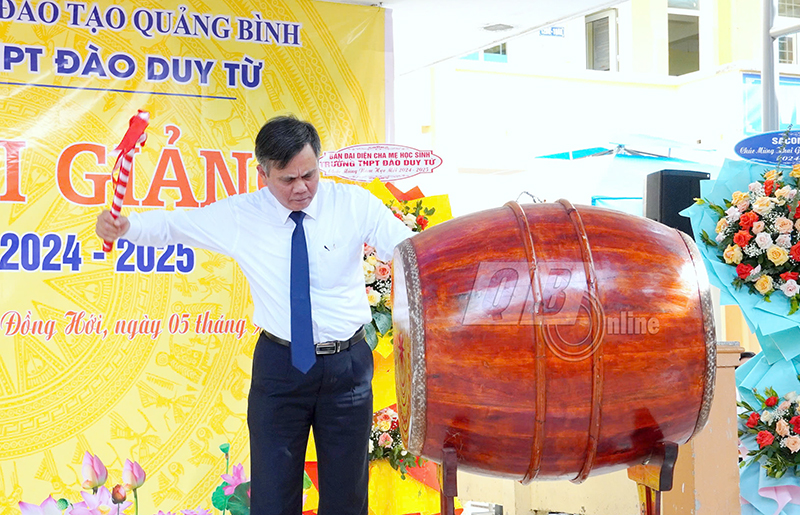 Đồng chí Chủ tịch UBND tỉnh Trần Thắng đánh trống khai giảng năm học 2024-2025.