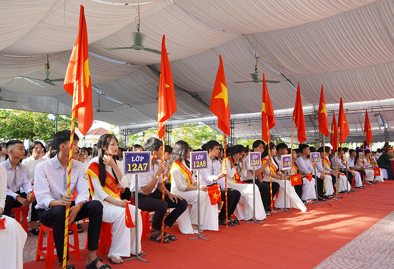 Các em học sinh Trường THPT Nguyễn Bỉnh Khiêm trong ngày khai giảng năm học mớii 2024-2025.