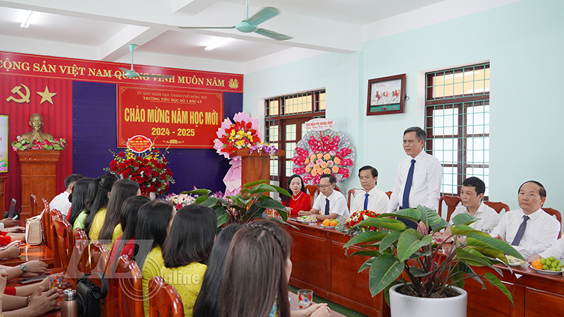 Đồng chí Chủ tịch UBND tỉnh Trần Thắng mong muốn thầy, trò Trường tiểu học số 1 Bắc Lý gặt hái thêm nhiều thành tích nổi bật trong năm học mới.