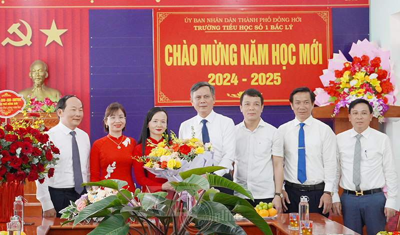 Đồng chí Chủ tịch UBND tỉnh Trần Thắng tặng hoa chúc mừng thầy, trò Trường tiểu học  số 1 Bắc Lý.