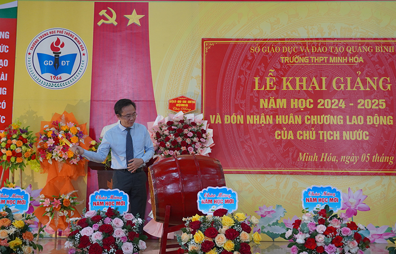 Đồng chí Hoàng Xuân Tân, Tỉnh ủy viên, Phó Chủ tịch UBND tỉnh đánh trống khai giảng năm học mới.