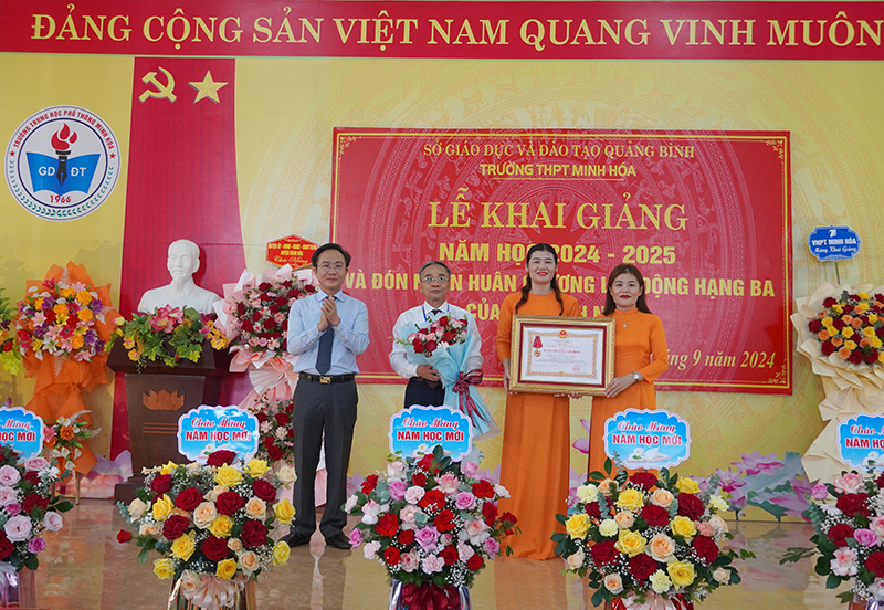 Đồng chí Phó Chủ tịch UBND tỉnh Hoàng Xuân Tân trao Huân chương Lao động hạng Ba của Chủ tịch nước cho trường THPT Minh Hóa.