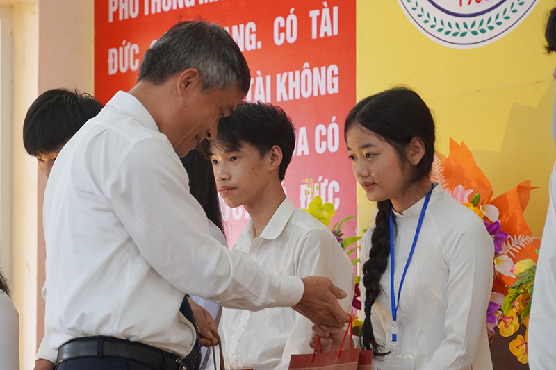 Lãnh đạo huyện Minh Hóa trao học bổng “tiếp sức đến trường” cho các em học sinh nghèo vượt khó. 