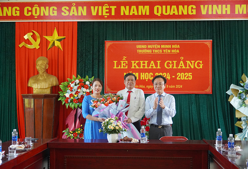 Đồng chí Phó Chủ tịch UBND tỉnh tặng hoa chúc mừng năm học mới tại trường THCS Yên Hóa. 