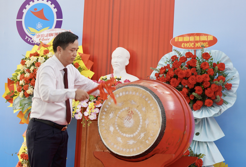  Lãnh đạo Sở Lao động-Thương binh và Xã hội đánh trống khai mạc lễ khai giảng.